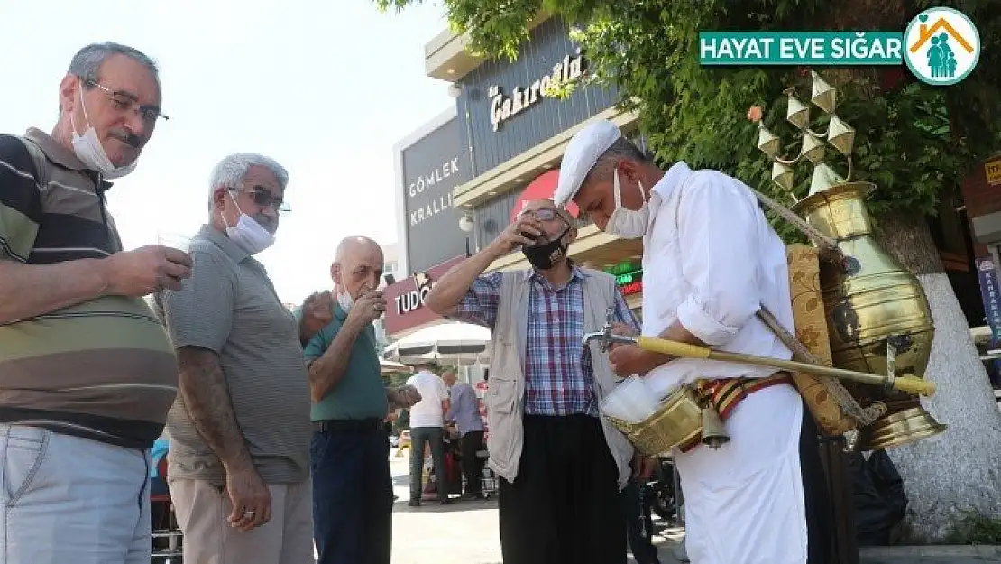 Malatyalılar, meyan kökü şerbeti ile serinliyor