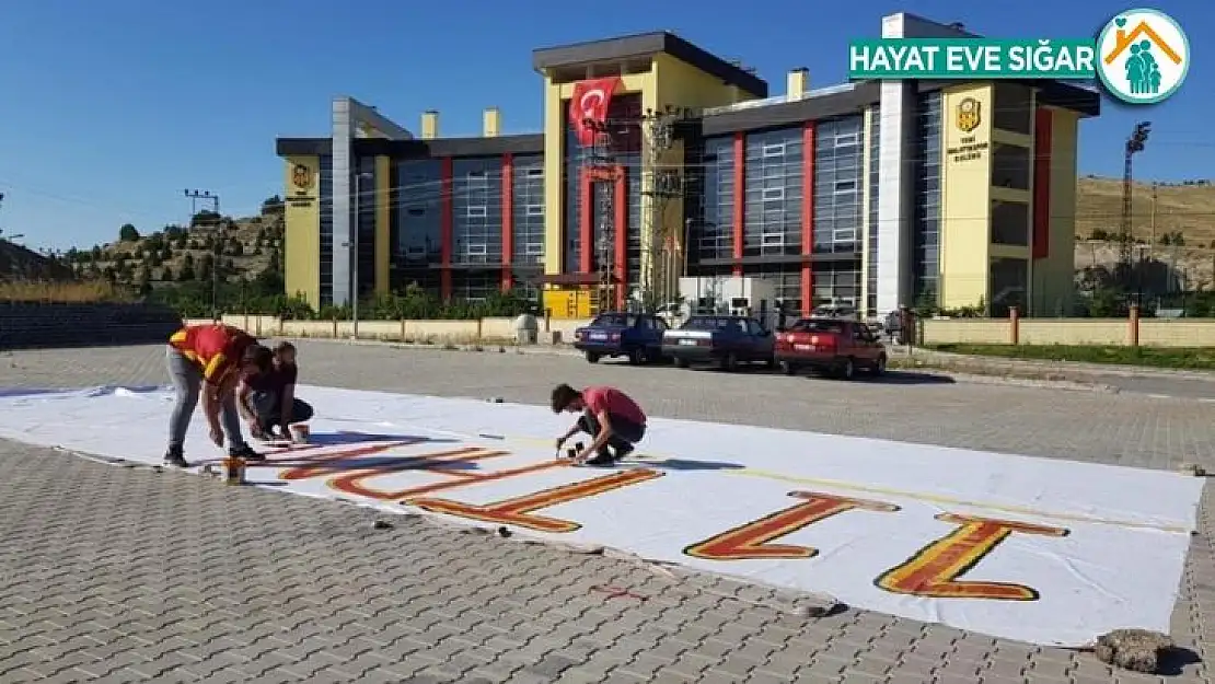 Malatyasporlu taraftarlardan takıma pankartlı tepki