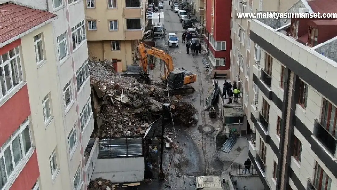 Maltepe'de yıkım esnasında göçük meydana geldi, iş makinasının bir bölümü enkazda kaldı