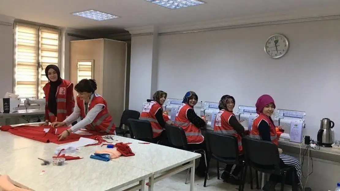 Mamak Belediyesi Aile Merkezleri Türk Kızılay'ı için elbise dikti