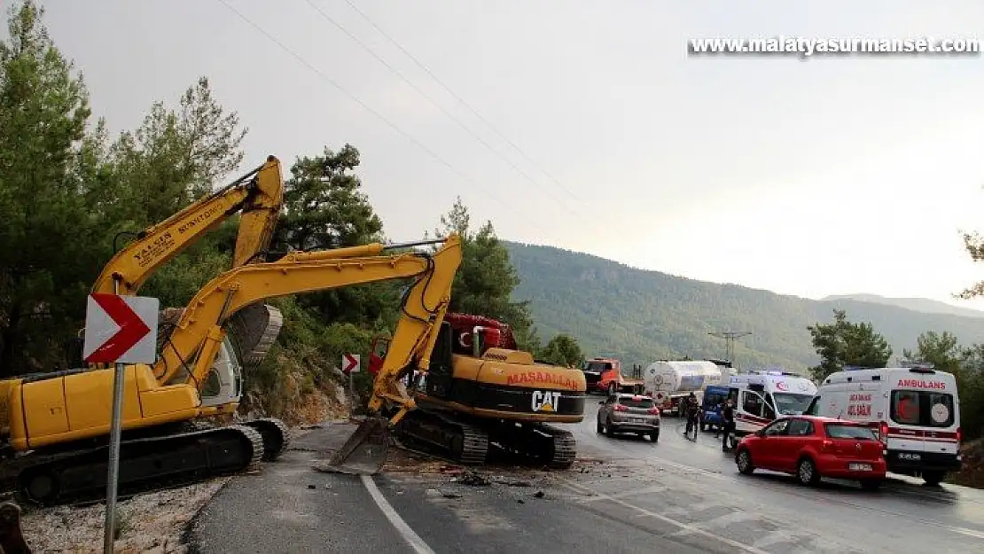 Manavgat yangınında çalışan Karaman Gönüllü Hafriyatçılar Birliği konvoyunda kaza: 1 yaralı