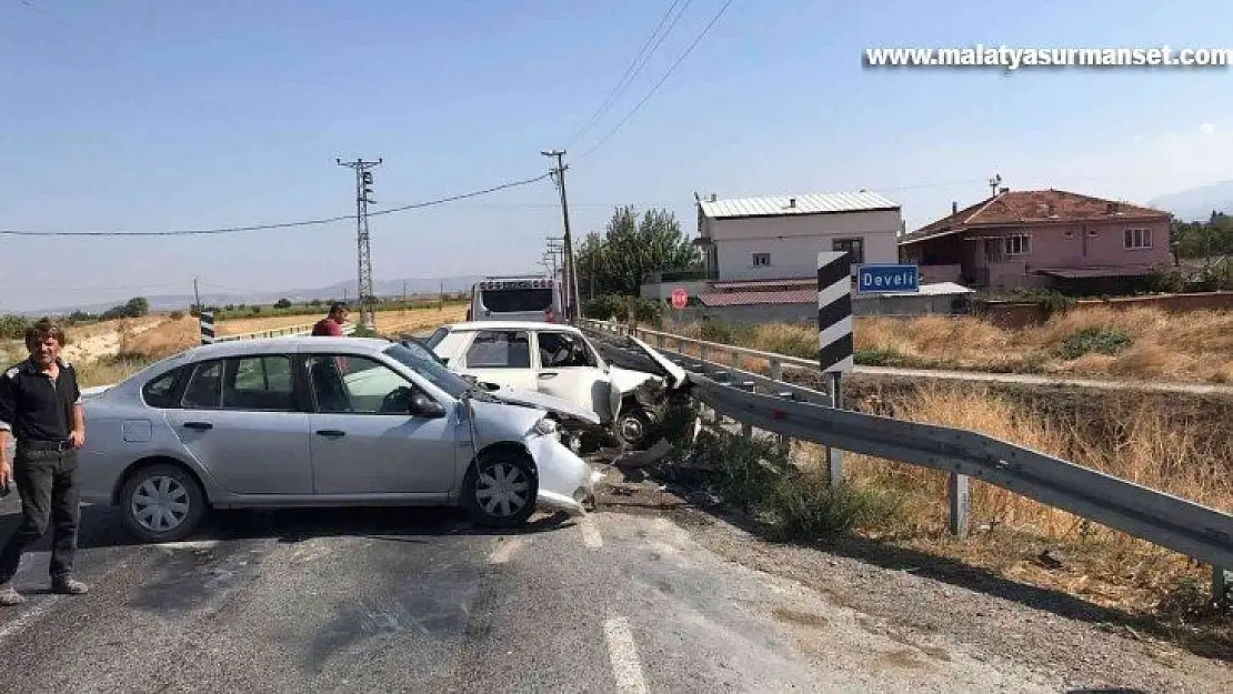 Manisa'da iki otomobil çarpıştı: 3 yaralı