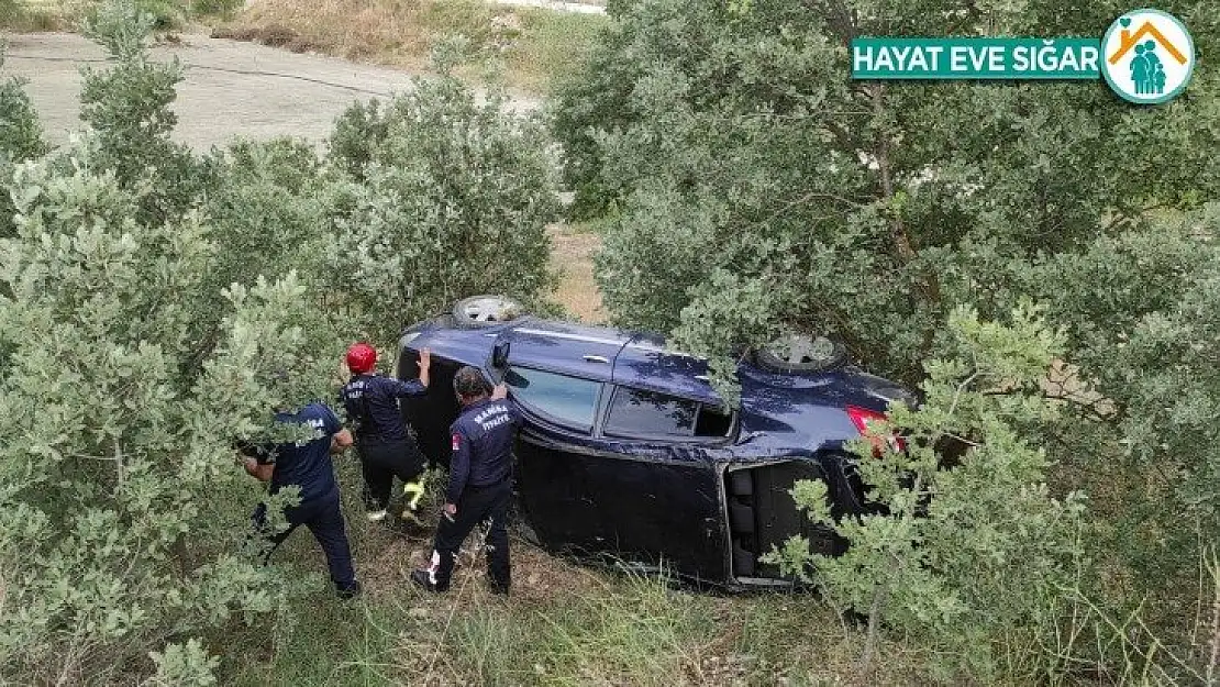 Manisa'da otomobil şarampole yuvarlandı: 3 yaralı