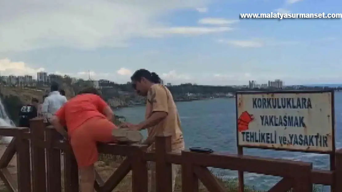 Manzara fotoğrafı için çitlerden atlayan vatandaşlar, canlarını hiçe saydı