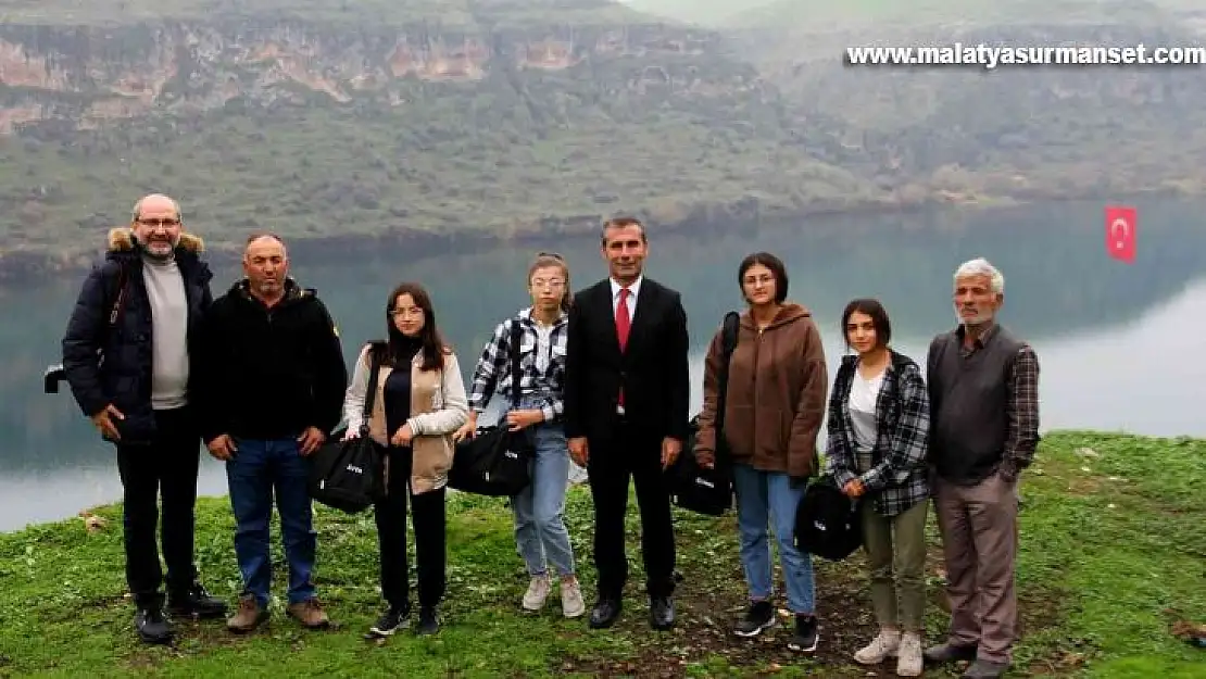 Maratonu izleyen köylü kızlar kürek takımı kuruyor