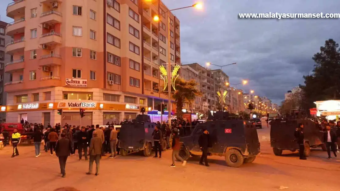 Kırmızı ışıkta bekleyen araca silahlı saldırı: 2 ölü, 1 yaralı