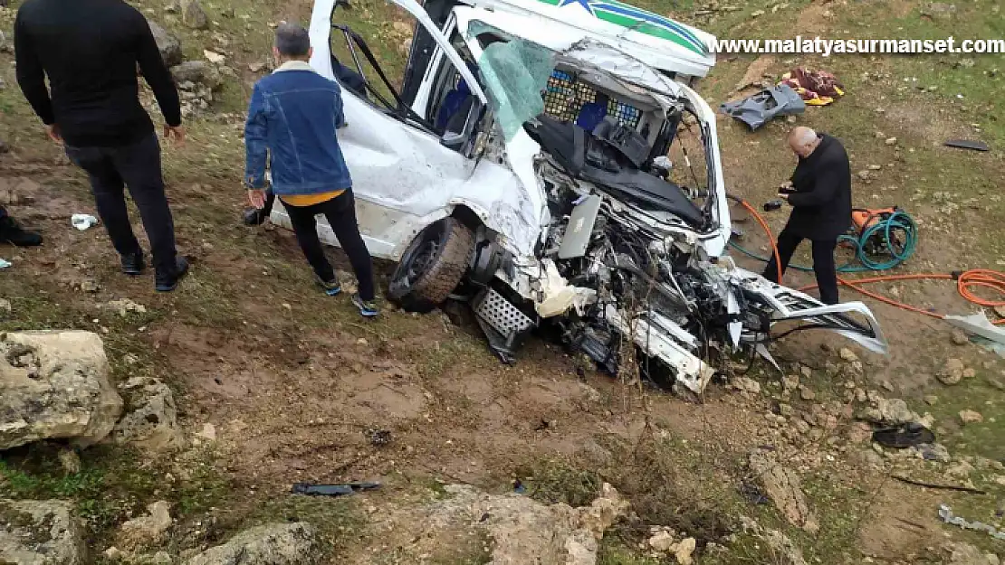 Tır ile pikap kafa kafaya çarpıştı: 1 ölü, 7 yaralı