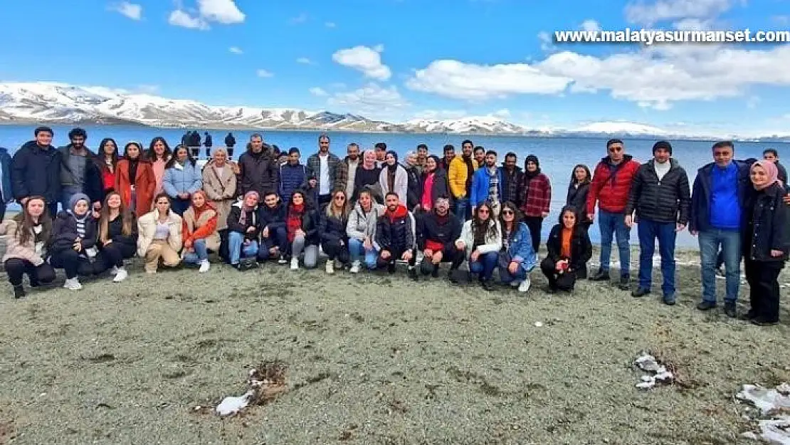 Masa tenisi sporcuları Elazığ'ı gezdi