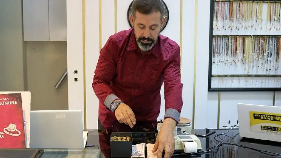 Masasının üstüne para bırakıyor, ihtiyacı olan alıp gidiyor