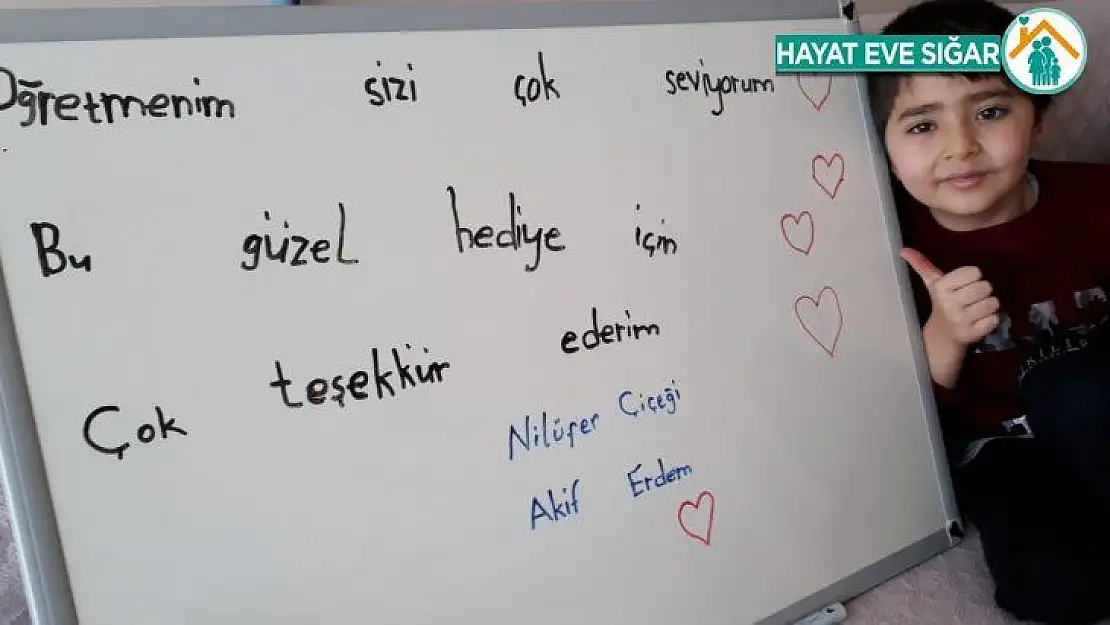 Masayı ders tahtası yaptı