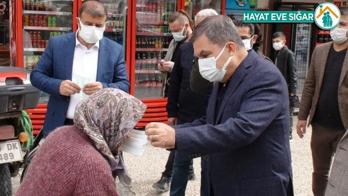 Maskesiz dışarı çıkan kadına Vali kendi elleriyle maske taktı