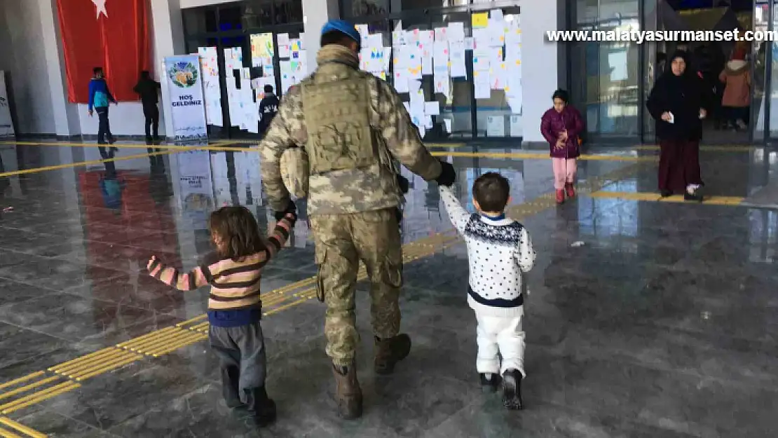 Mehmetçiğin dikkati sayesinde depremzede iki çocuk kaybolmaktan kurtuldu