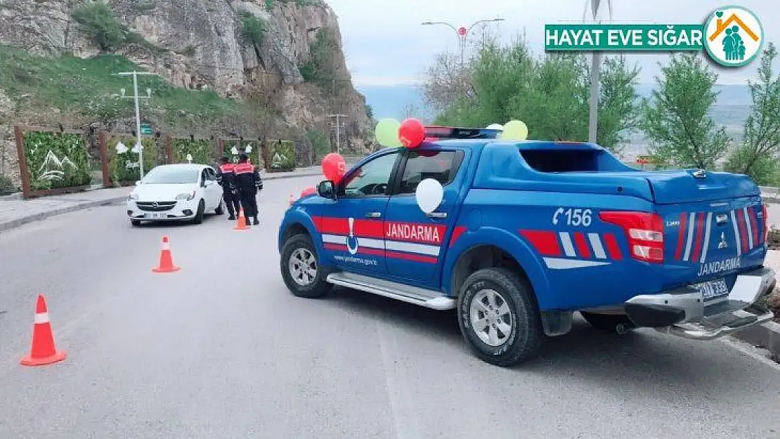 Mehmetçik, araçlarını süsledi çocukları sevindirdi