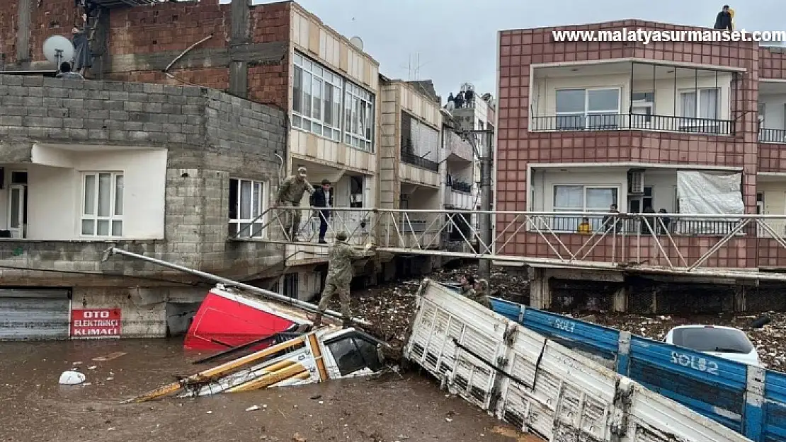 Mehmetçik selden etkilenen vatandaşlar için köprü kurdu