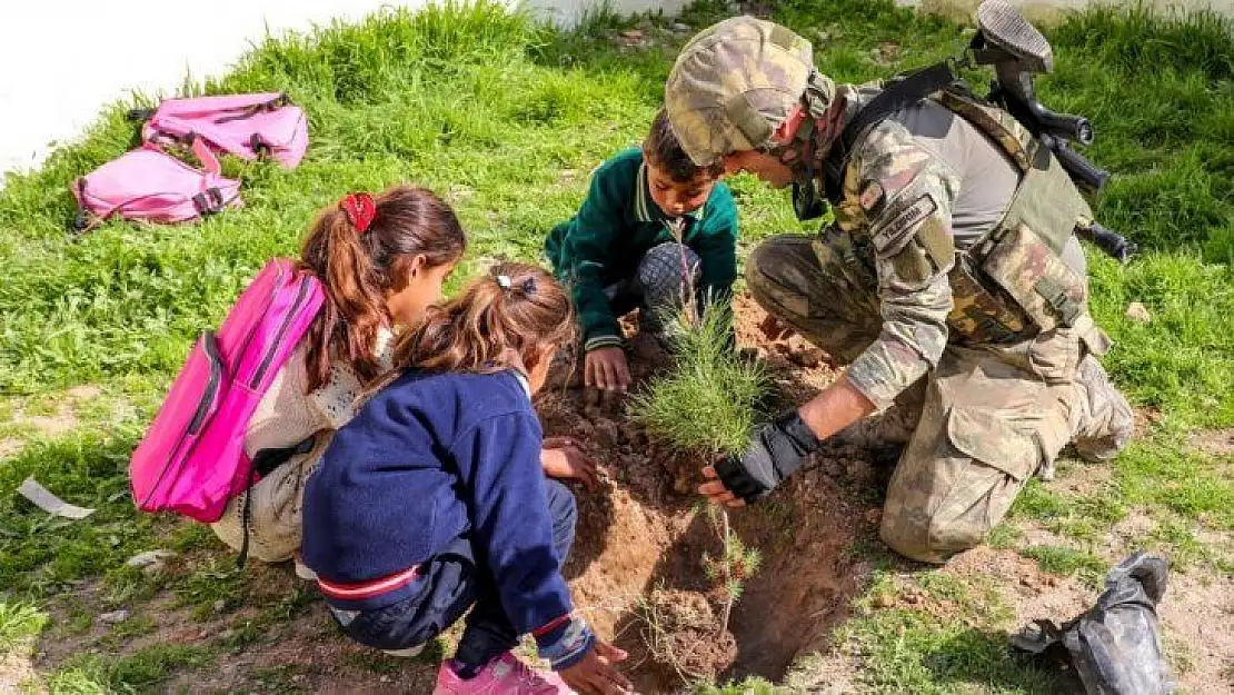 Mehmetçik ve minikler yeşil doğa için el ele