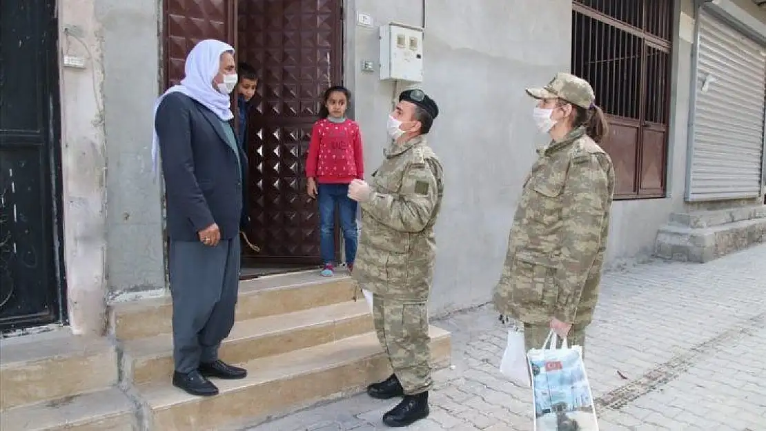 Mehmetçikten evinden çıkamayan vatandaşlara yardım