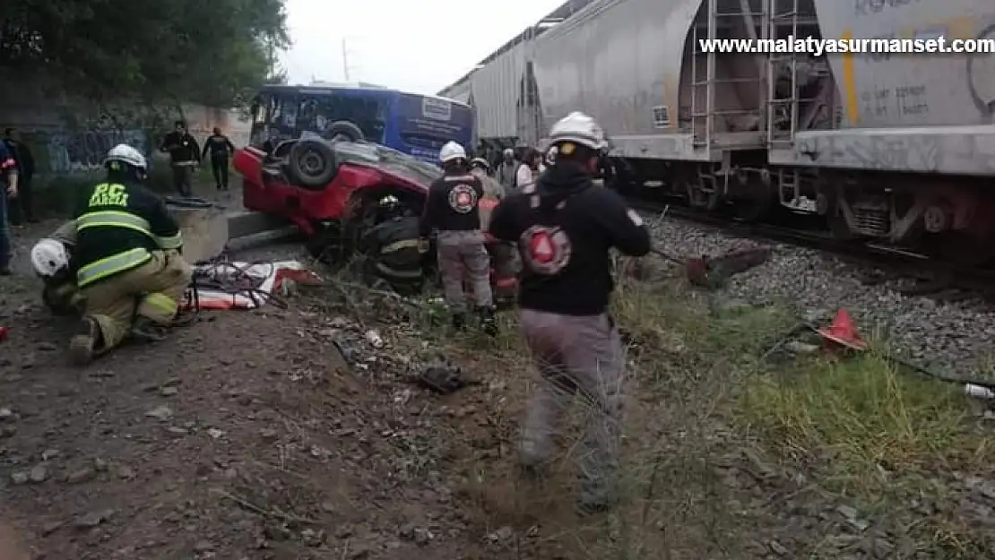 Meksika'da tren otomobil ve otobüsü biçti: 1 ölü, 19 yaralı