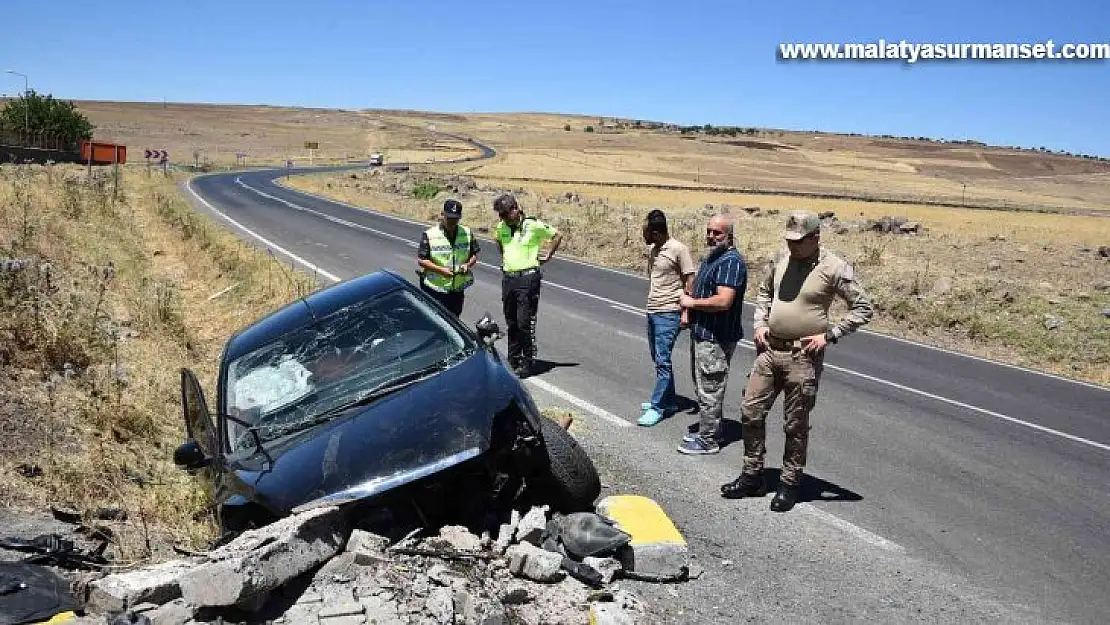 Menfeze çarpan otomobildeki 3 kişi yaralandı