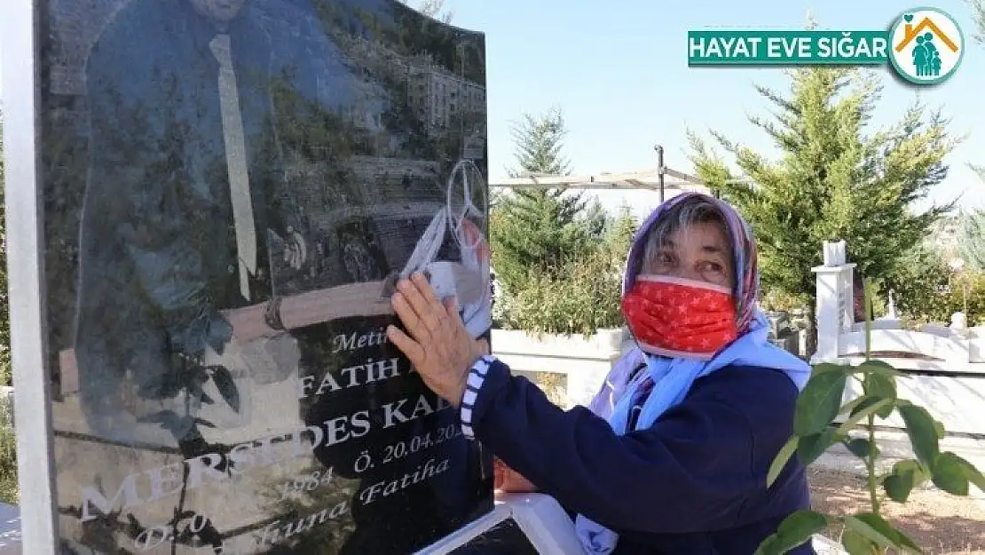 Mersedes Kadir'in annesi, oğlunun mezarı başında ağladı