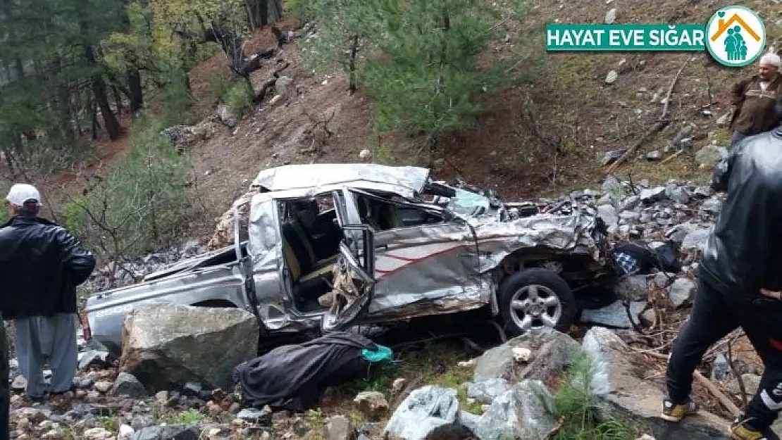 Mersin'de kamyonet uçuruma yuvarlandı: 3 ölü