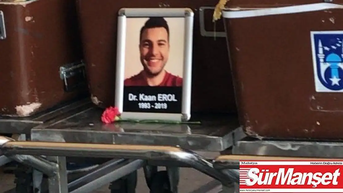 Meslektaşı tarafından öldürülen doktor son yolculuğuna uğurlandı