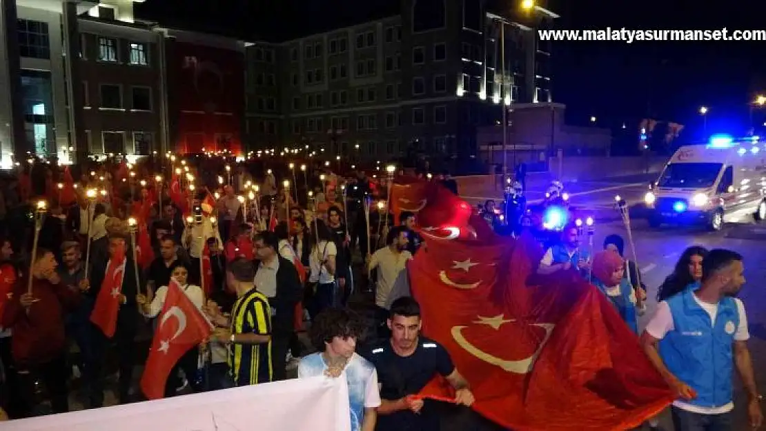 Metrelerce uzunluğundaki Türk bayrağı ile kortej düzenlendi