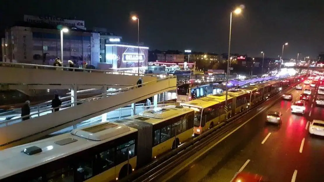 Metrobüs arıza yaptı, uzun kuyruklar oluştu