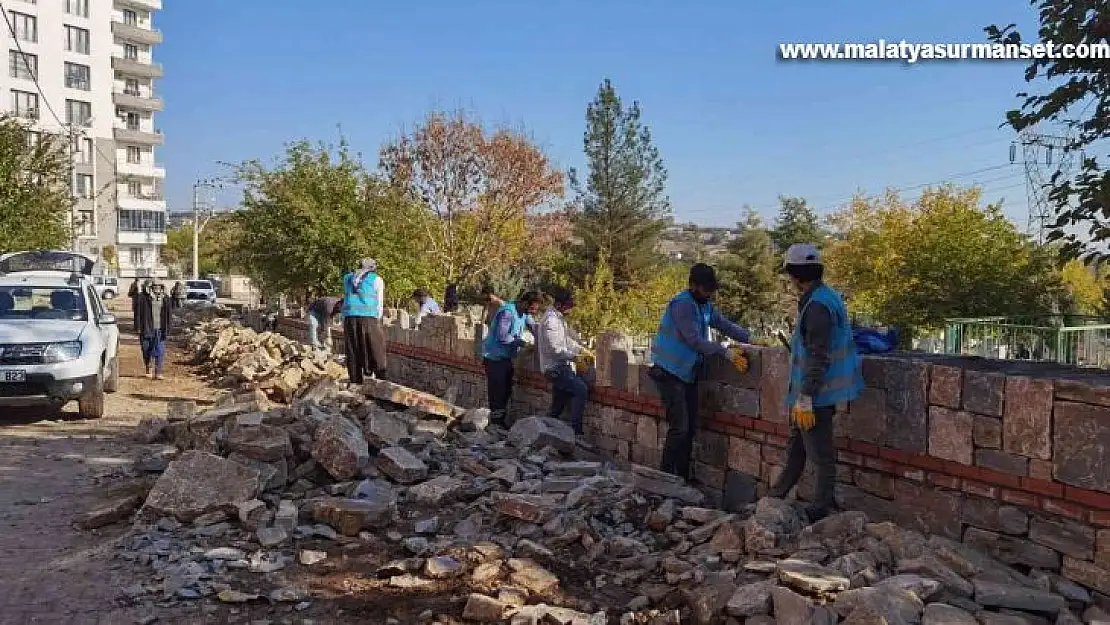 Mezarlıkların çevre duvarları yenileniyor