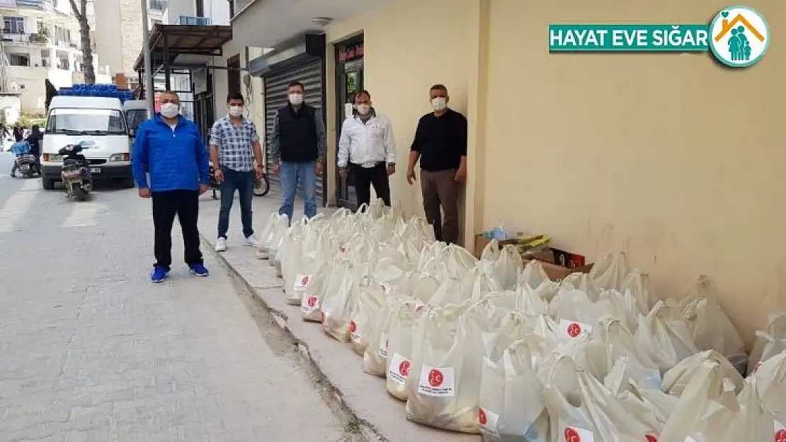 MHP Kuşadası ilçe teşkilatı yardım paketi dağıtıyor