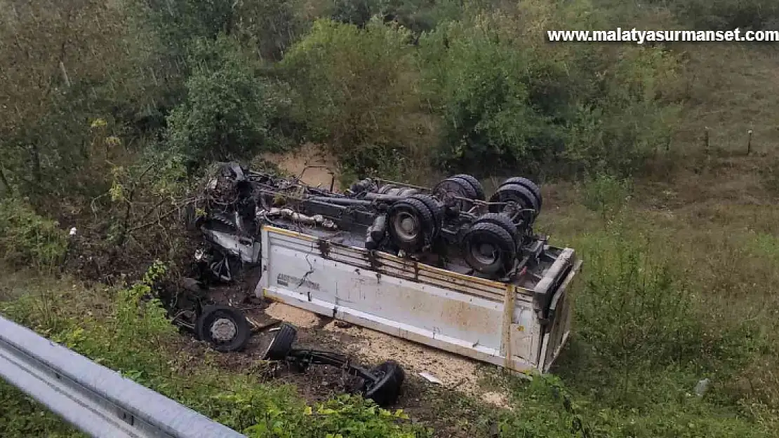 Mıcır yüklü hafriyat kamyonu şarampole devrildi: 1 ölü