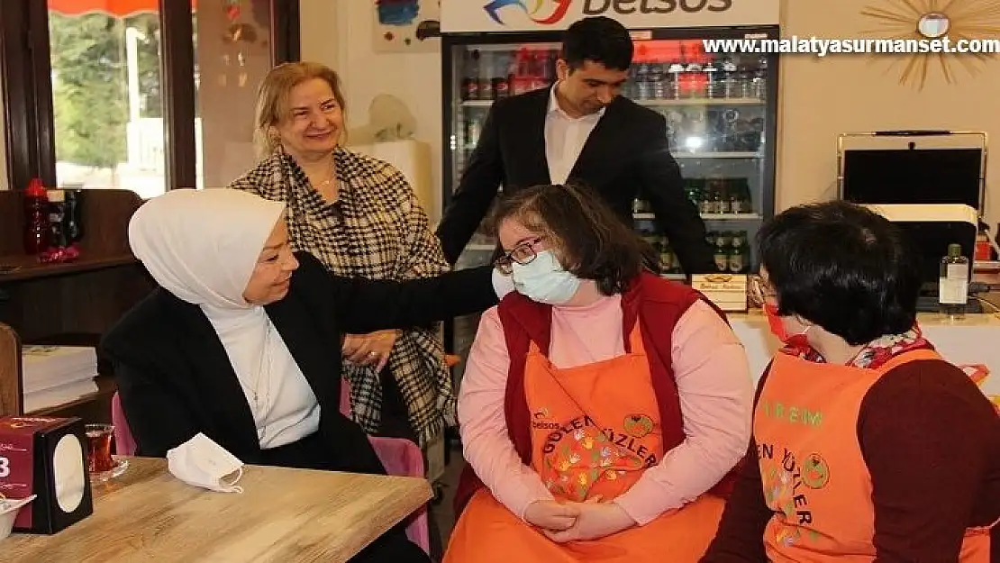 Milletvekili Çalık, özel çocukların çalıştığı kafeyi ziyaret etti