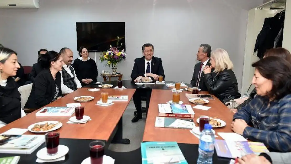 Milli Eğitim Bakanı Selçuk'u duygulandıran kucaklaşma