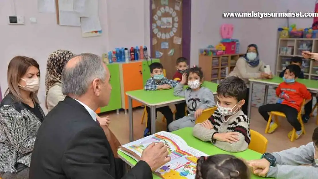 Milli Eğitim Müdürü Gürtürk, öğrencilere masal okudu