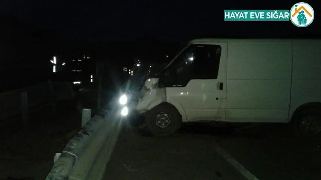 Minibüs bariyerlere çarptı: 1 ölü, 1 yaralı