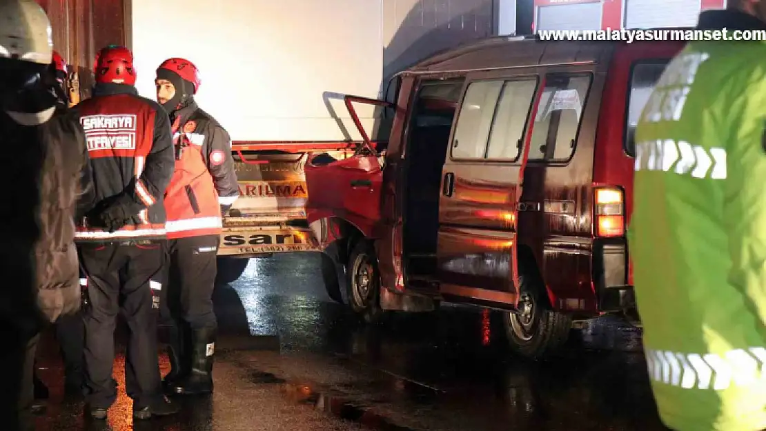 Minibüs, deprem bölgesine konteyner götüren tıra ok gibi saplandı: 1 ölü, 2 yaralı