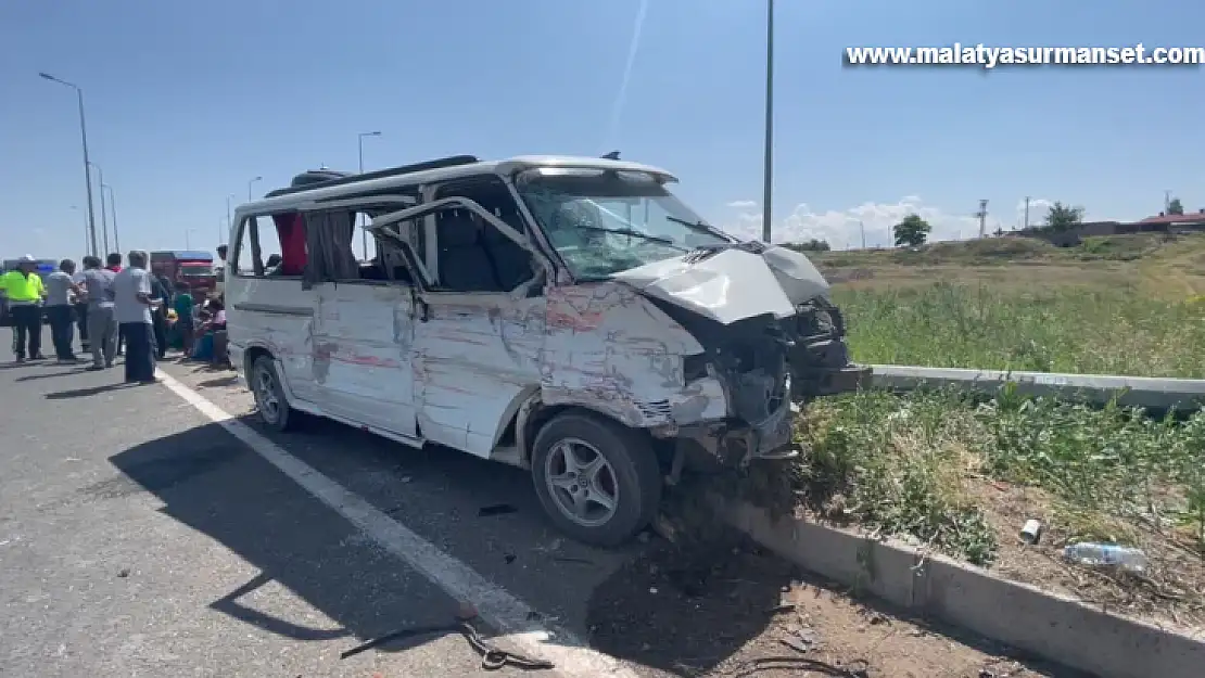 Minibüs ile kamyonetin çarpışması sonucu 1 kişi öldü, 14 kişi yaralandı