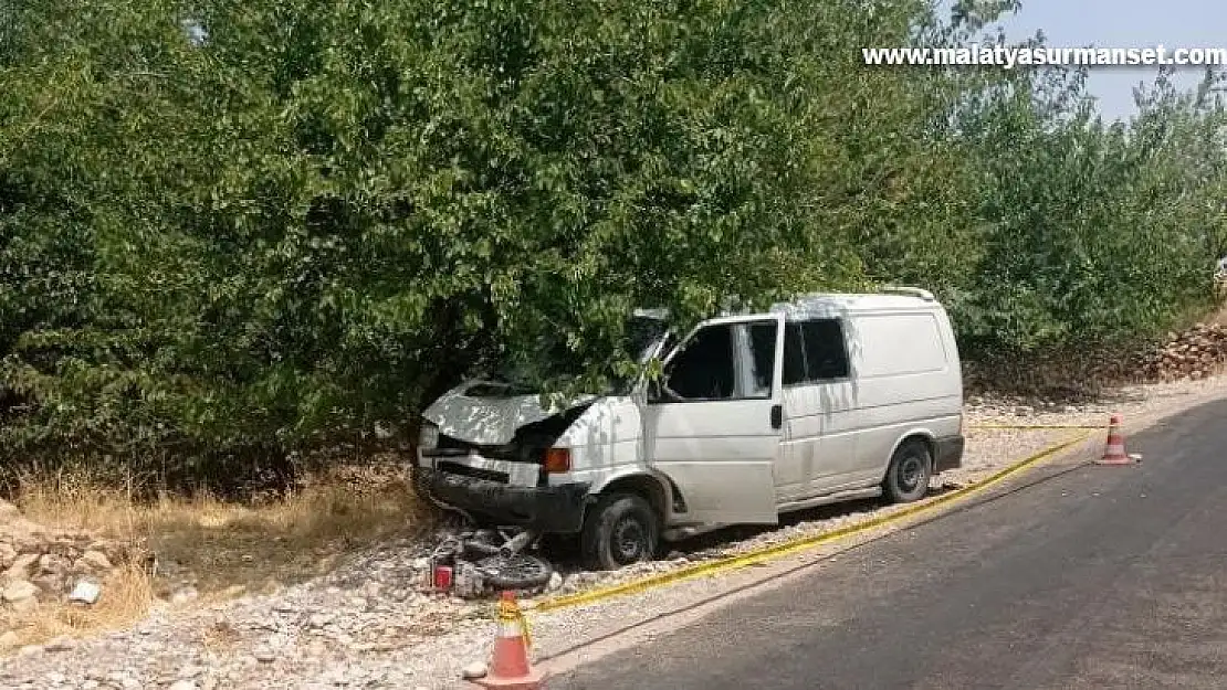 Minibüs ile motosiklet çarpıştı: 3 yaralı