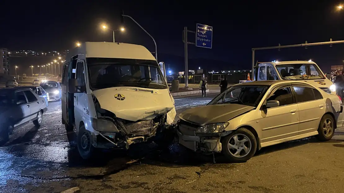 Minibüs ile otomobilin çarpıştığı kazada 5 kişi yaralandı