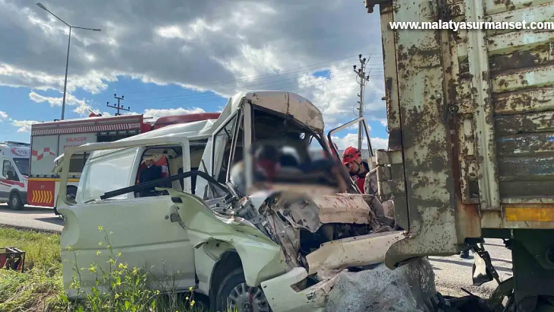 Minibüs park halindeki çekiciye çarptı: 2 ölü, 4 yaralı