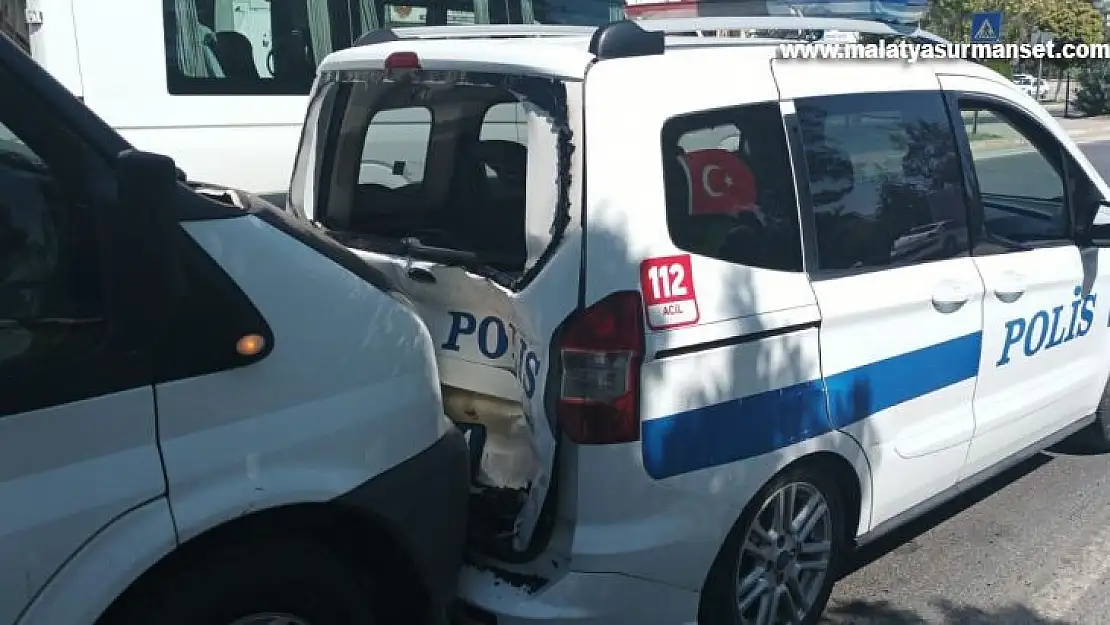 Minibüs polis aracına arkadan çarptı: 2 polis yaralı