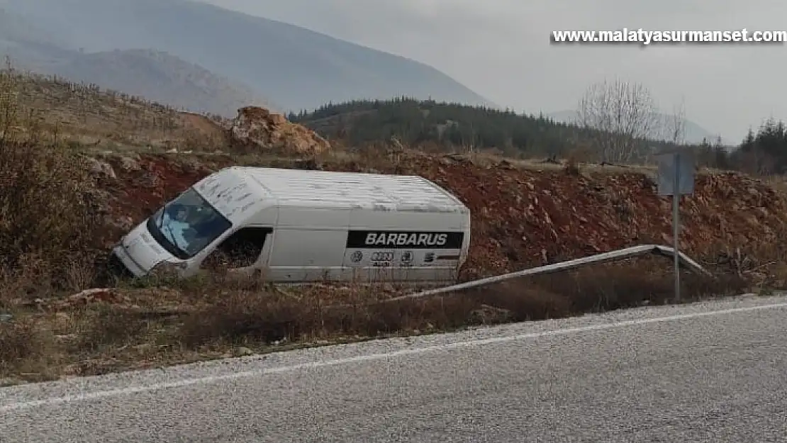 Minibüs şarampole devrildi: 2 yaralı