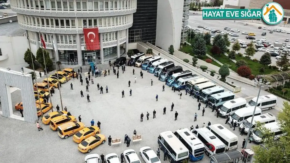 Minibüsçü ve taksici esnafına törenle maske dağıtımı yapıldı