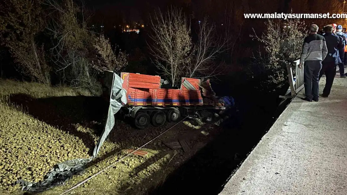 Minibüse çarpan pancar yüklü tır dereye uçtu: 1 ölü, 5 yaralı