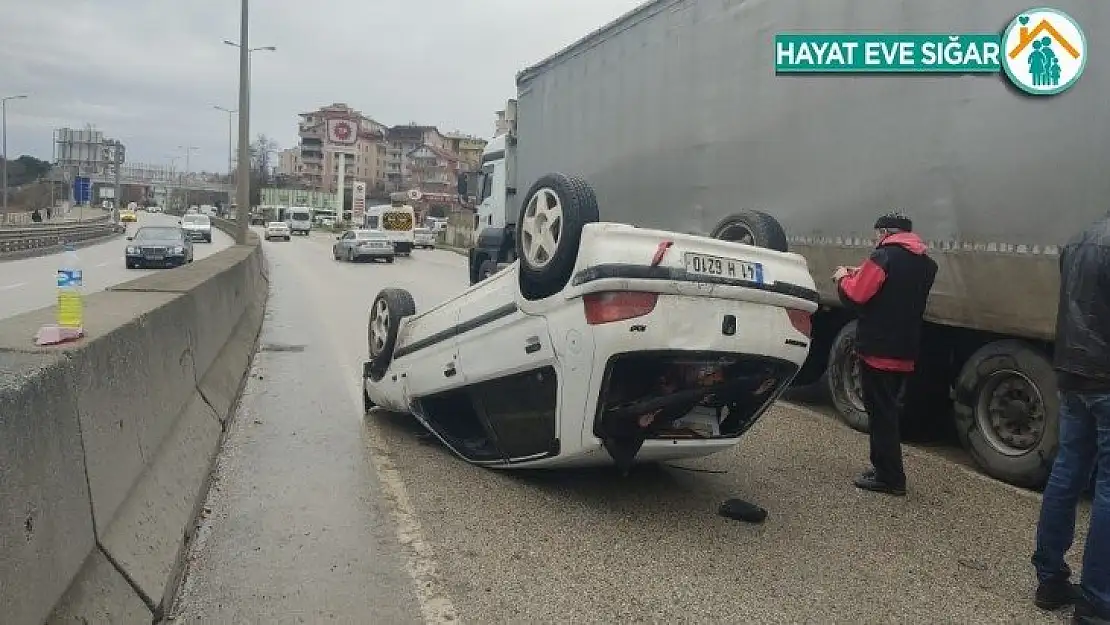 Minibüsle çarpışan otomobil takla attı: 2 yaralı