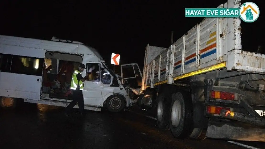 Minibüsle kamyon kafa kafaya çarpıştı: 1'i ağır 15 yaralı