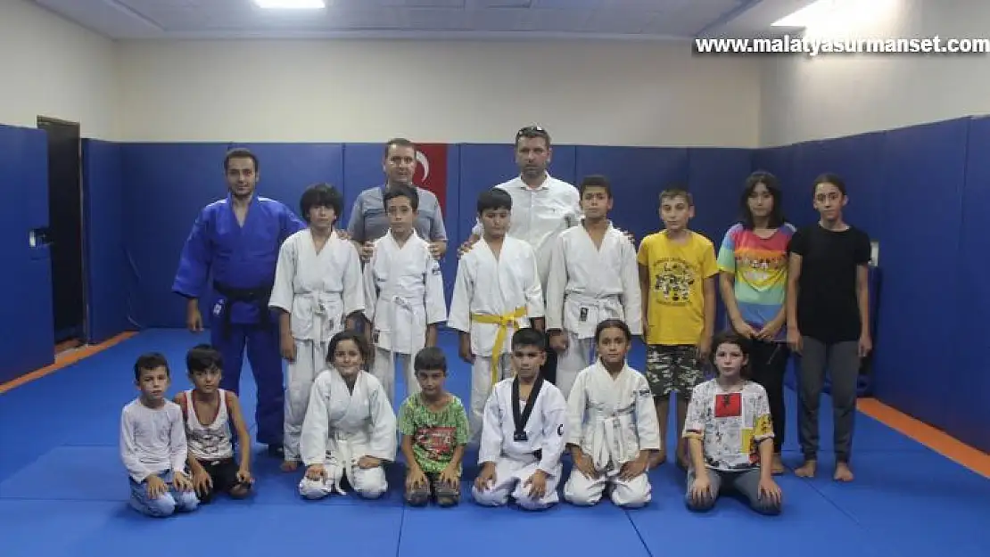 Minik judocular madalya için hazırlanıyor
