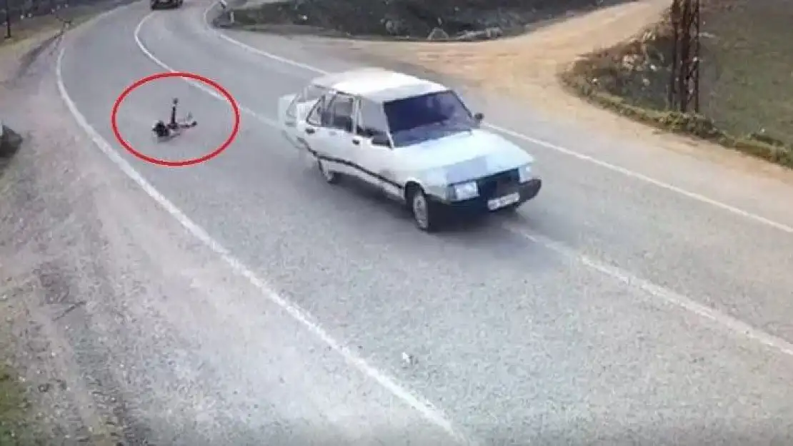 Minik kız seyir halindeki otomobilden düştü