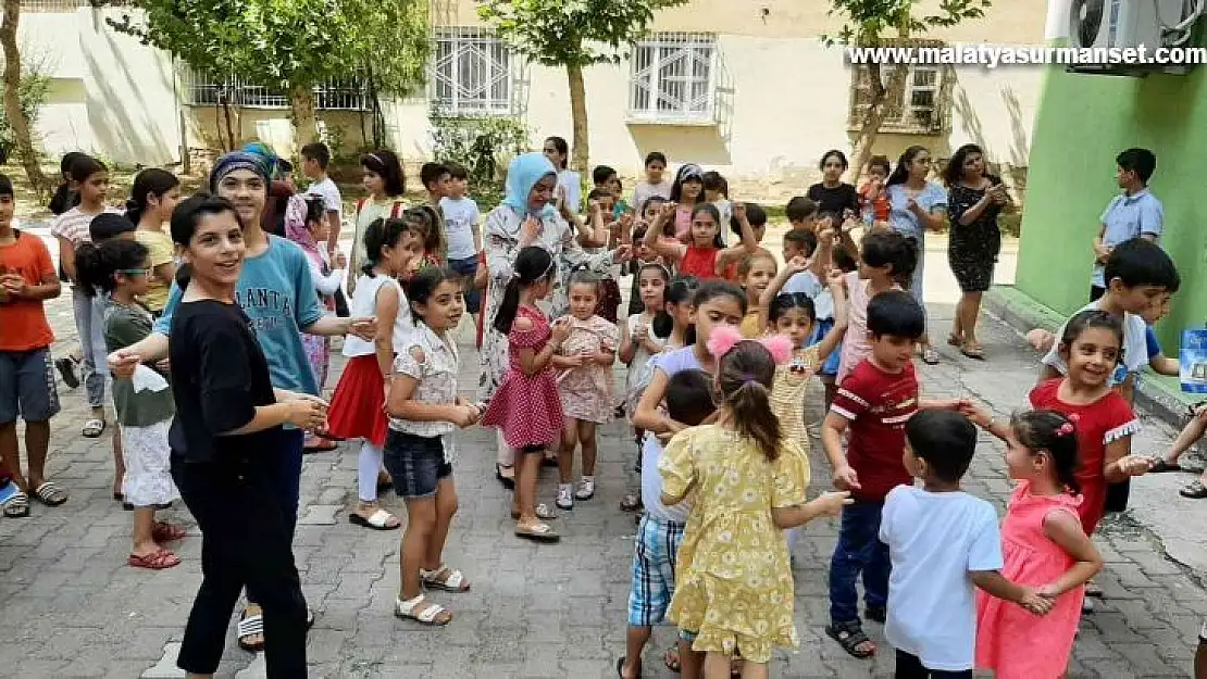 Minikler mezuniyetlerini oyun havalarıyla kutladı