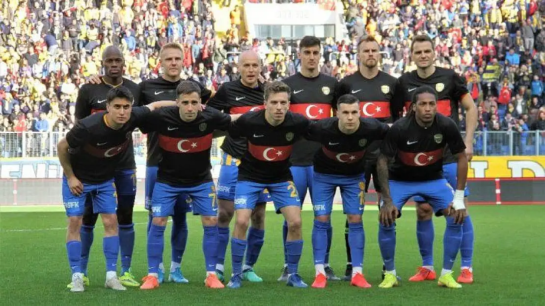 MKE Ankaragücü ısınmaya şehitler anısına siyah forma ile çıktı