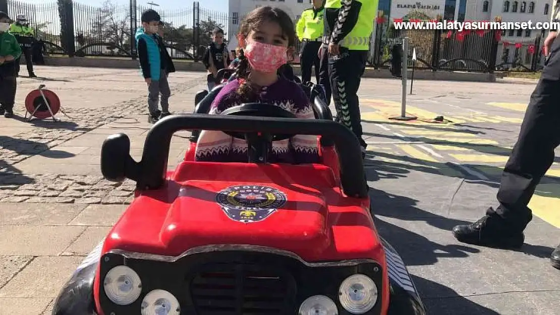 Mobil trafik eğitim tırı 2'nci gününde Elazığ'da eğitime devam etti